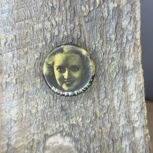 Bette Davis - Vintage Collectible Button Pin - 70’s Cute